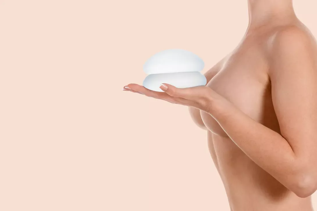 Peut-on marcher après une augmentation mammaire ?